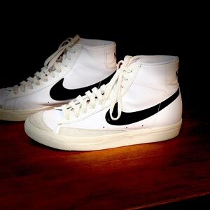 Men’s Nike Blazer Mid ‘77 Vintage white with black swoosh